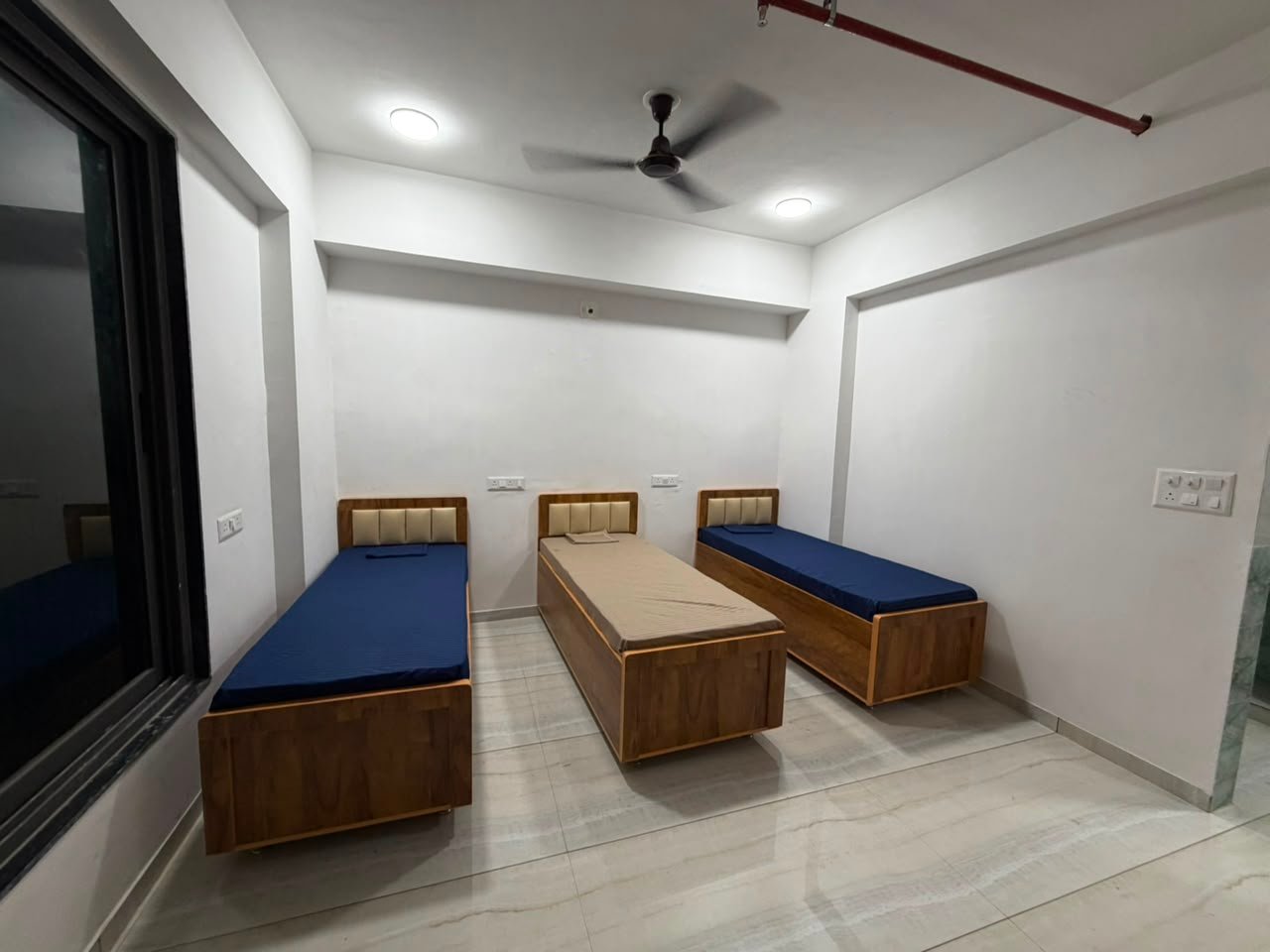 Dining and kitchen area at Whitestone PG